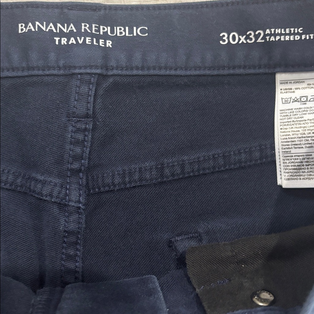 BANANA REPUBLIC Men's 30x32 Blue Athletic Tapered Fit Traveler Jeans - Picture 3 of 8